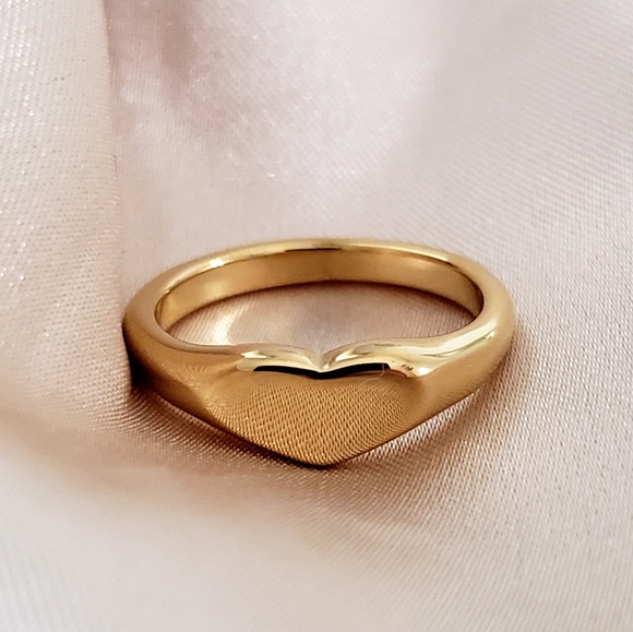 NEW Gold Heart Shape Signet Ring Size 6 - Picture 2 of 8